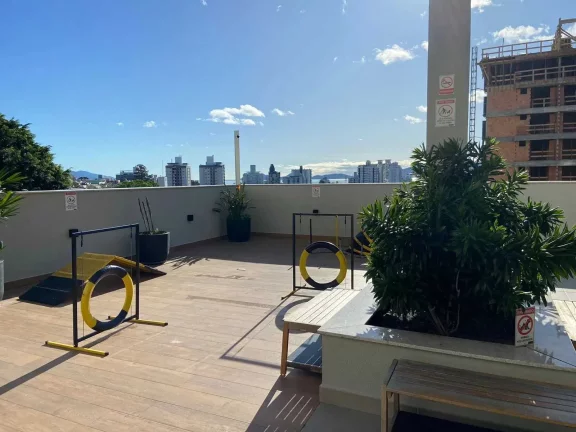 Imagem Apartamento com 2 dormitórios sendo 2 suítes e 2 vagas de garagem, Bairro Canto em Florianópolis/SC