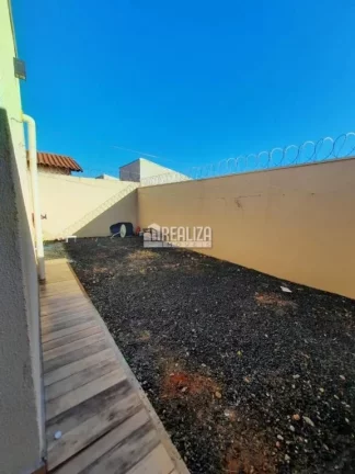 Imagem Casa de 3 quartos com suíte e móveis planejados nos banheiros e cozinha o Jardim Espanha