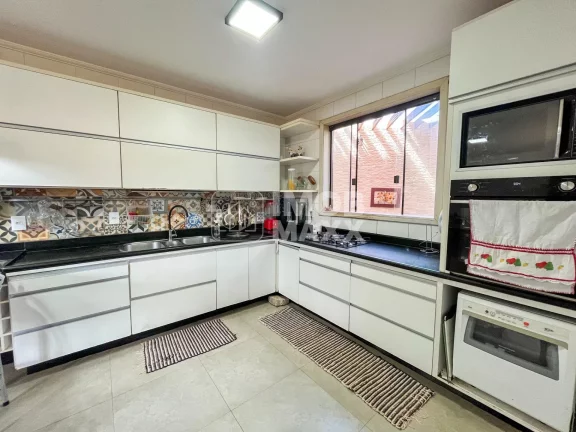 Imagem Excelente casa no Jardim Botânico, Brasília: 400m², 4 dormitórios, 4 suítes, 5 banheiros. Venda por R$ 1.350.000. Agende uma visita!