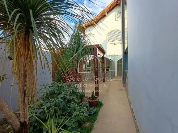 Imagem Casa à Venda - Com cinco dormitórios sendo 02 Suíte - Centro - Mantena - MG