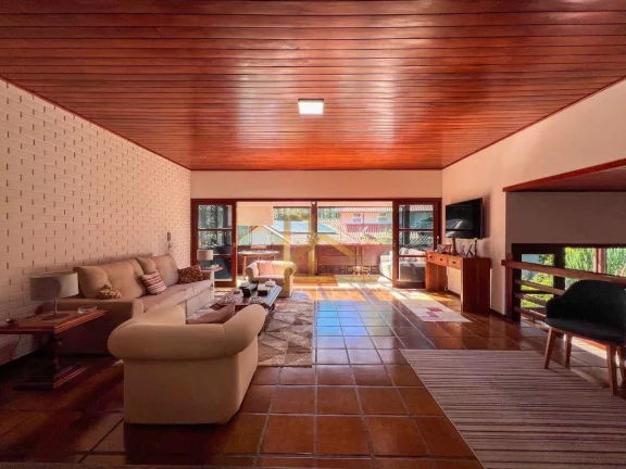Imagem Casa Linear com 5 suítes dentro de condomínio clube - Apenas 3 minutos da Feirinha do Alto
