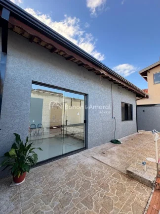 Imagem Linda casa totalmente reformada, localizada na parte alta do bairro, em região tranquila e de excel...
