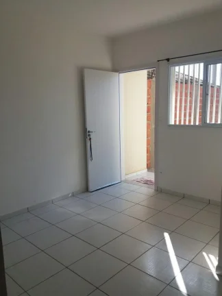 Imagem Casa com 02 dormitórios, sala, cozinha americana, banheiro social com box blindex, lavanderia, quin...