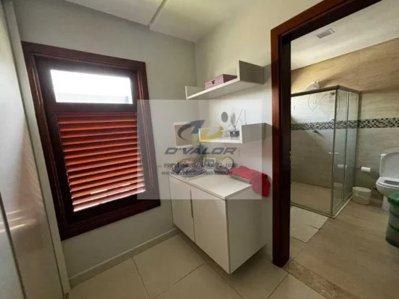 Imagem Vendo casa em condomínio fechado de alto padrão, com 300 m², 4 suítes, sala p/ 3 ambientes e 3 vagas