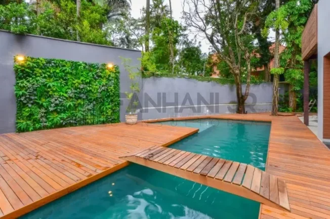 Imagem Luxuosa cas à venda no Jardim Europa: 4 quartos, 4 suítes, 5 salas, 6 banheiros, 8 vagas de garagem, 1.117,00m² de área. Venha conferir!