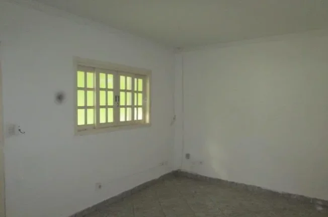 Imagem Casa com 01 vaga, portão eletrônico, sala, cozinha com gabinete e armários, área de serv. cobert...