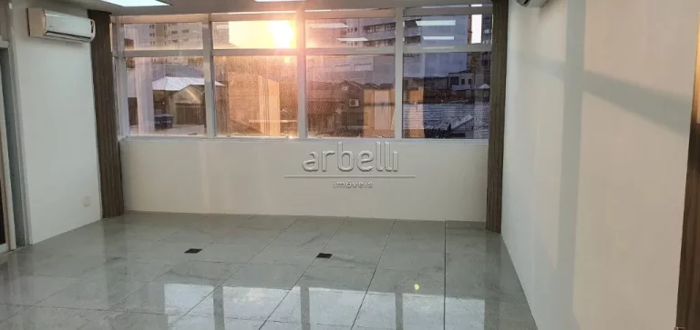 Imagem Sala com 43 metros quadrados com 2 pontos para ar-condicionado, 1 banheiro, janelas amplas, piso de ...