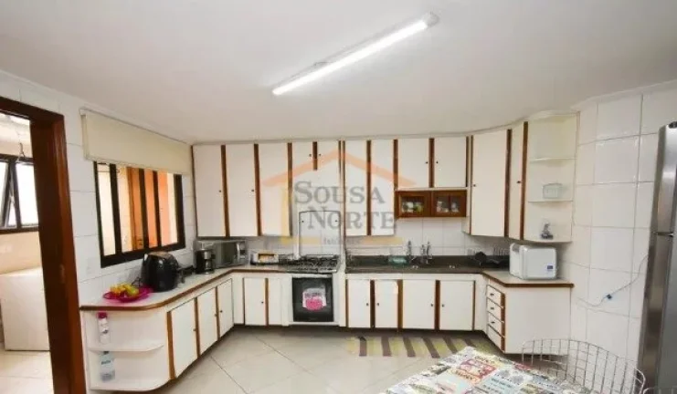 Imagem Apartamento com 3 dormitórios, sendo 1 suíte, totalizando 4 banheiros. Possui 150 m² de área, lo...
