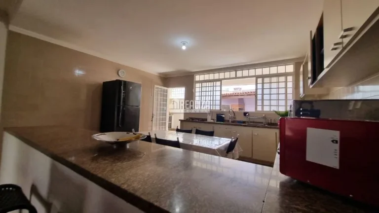Imagem Casa com 6 Dormitórios no Bairro Fabrício - em Uberaba