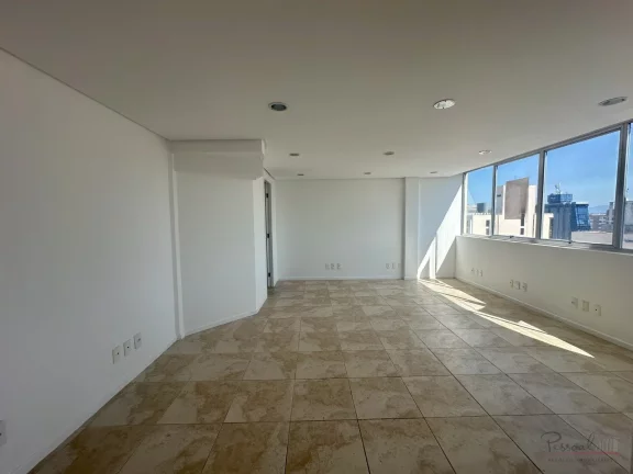 Imagem Ampla sala comercial com vista e terraço em um prédio tradicional do centro de Florianópolis. A s...