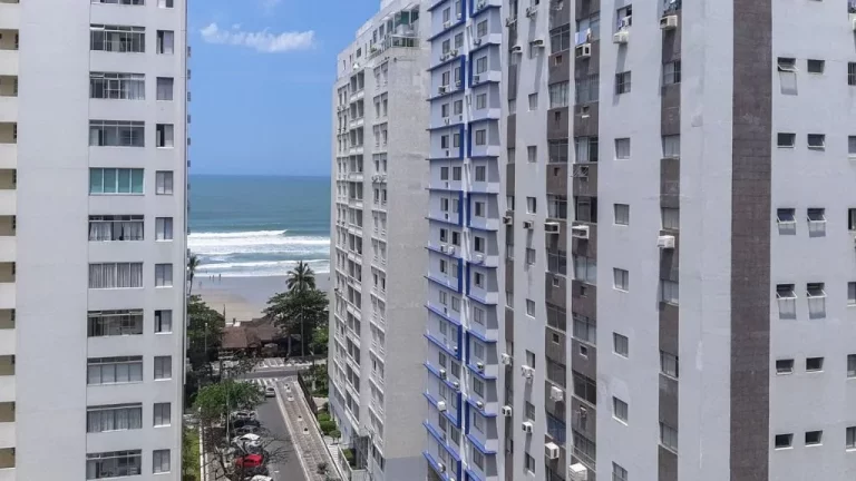 Imagem Pitangueiras - Vista para o mar - Uma quadra da praia - 01 vaga.