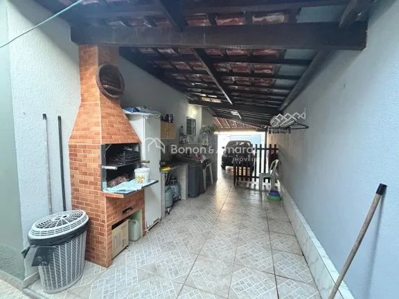 Imagem Casa em rua tranquila, recentemente pintada, com garagem para até 5 carros. Possui sala de estar, s...