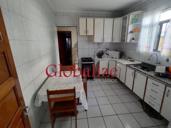 Imagem Casa com 3 dormitório aconchegante com garagem e quintal nas laterais e nos fundos bairro Radio Clube na ZN em Santos (SP) por R$.600.000,00 !