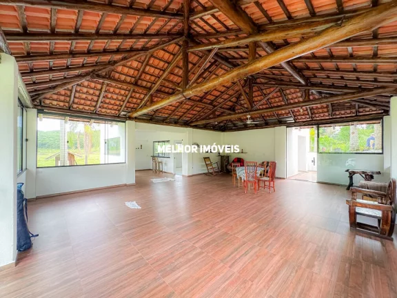 Imagem Sítio à venda em Camboriú-SC com 15.595m². Um verdadeiro paraíso com 6 lagoas, pomar e móveis rústicos.