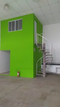 Imagem Barracão com excelente localização com portão de aço, escritório com escada, 2 sanitários, co...
