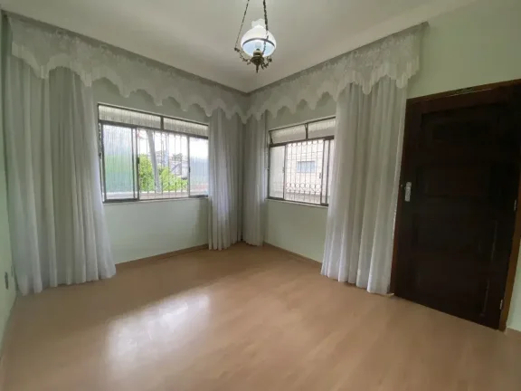 Imagem Espetacular Casa com 5 Dormitórios, Jardim Encantador e Pomar Privativo – Localização Privilegiada!