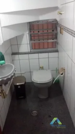 Imagem Lindo sobrado com 3 dormitórios, 2 vagas de garagem com excelente localização em bairro com fácil acesso a comércios e principais avenidas.