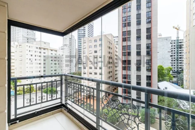 Imagem Com 273 m² de pura sofisticação, este imóvel conta com 4 quartos e 5 banheiros, sendo 4 suítes, incluindo uma suíte master com banheira e closet. Loc