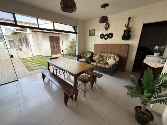 Imagem Casa semimobiliada com 130m² (terreno 208,56m²), 2 quartos (1 suíte), 2 churrasqueiras - Oportunidade imperdível localizada no bairro Armação em Penha/SC, Adriano Carpes Imóveis vende.