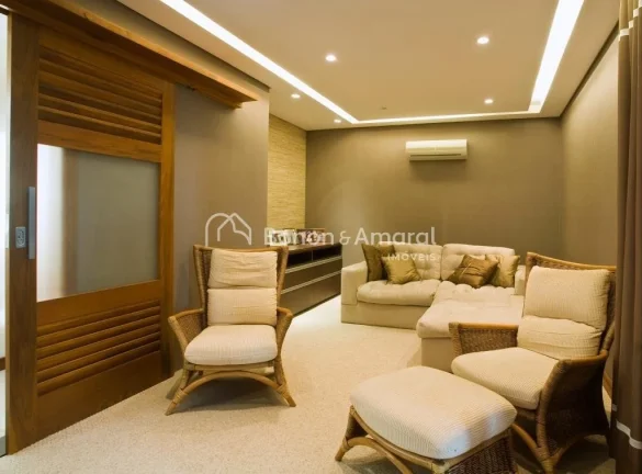 Imagem Casa com arquitetura diferenciada no condomínio Alphaville Campinas. A espaçosa residência possui...
