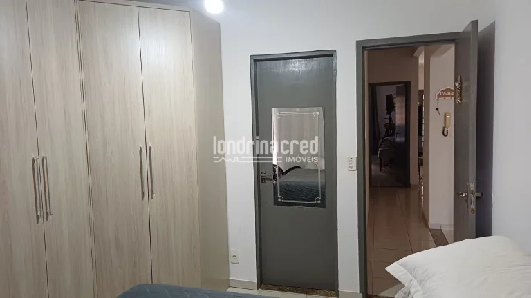 Imagem Casa com laje, 2 quartos (1 suíte com banheira), sala, copa e cozinha conjugadas, garagem para 2 carros, churrasqueira, portão eletrônico e ótima localização