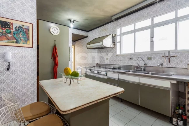 Imagem Belíssimo apartamento em edifício histórico na rua mais charmosa e arborizada de Higienópolis. A...