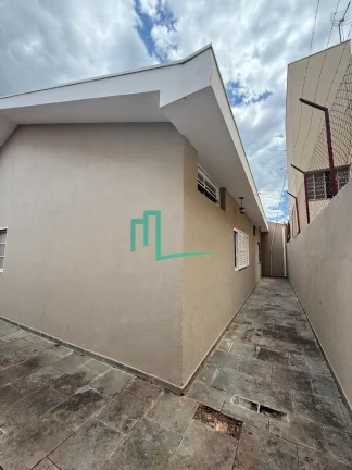 Imagem Imóvel à venda em Franca-SP: Casa na Vila França com 3 quartos, 1 suíte, 2 salas, 3 banheiros, 2 vagas de garagem e 200 m² de área.