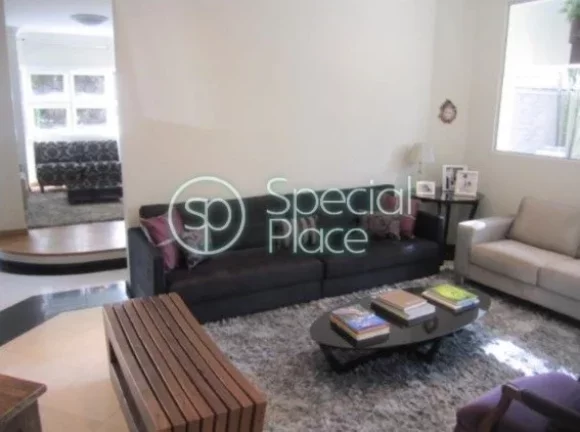 Imagem Casa em condomínio com 610m², reformadíssima, muito iluminada e clean. Amplo living para dois amb...
