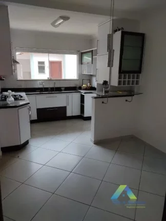Imagem Lindo sobrado 3 suites, 4 vagas, espaço Gourmet localização privilegiada com excelente valor !