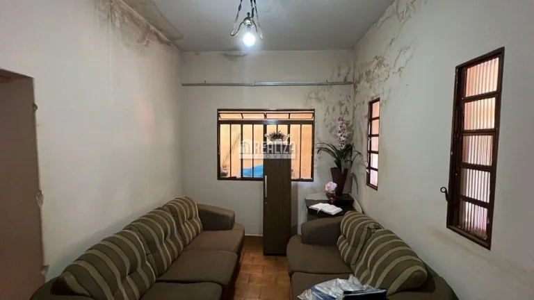 Imagem Casa padrão à venda no Fabrício, Uberaba - 4 dormitórios, 2 banheiros, garagem coberta