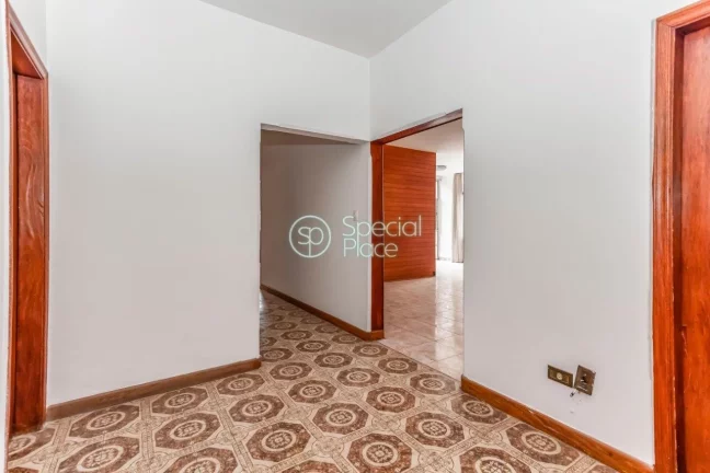 Imagem Apto amplo com pé direito alto e living rico em iluminação natural para 03 ambientes e lavabo. Po...