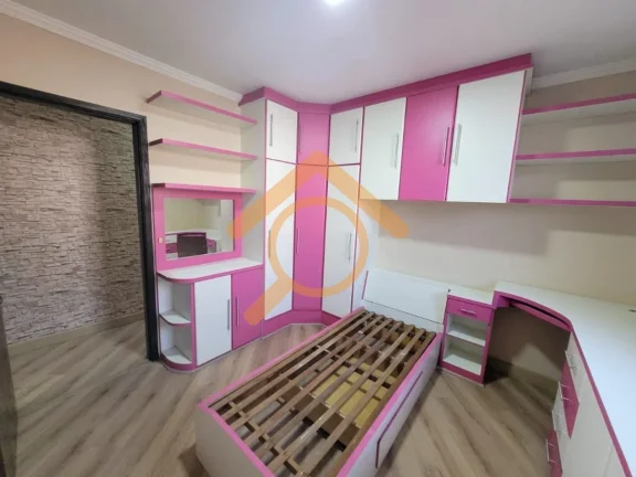 Imagem Residência de Luxo à Venda em Caieiras-SP: 4 Quartos, 1 Suíte, 2 Salas, 4 Banheiros, 2 Vagas de Garagem, 300m². Venha Conferir!