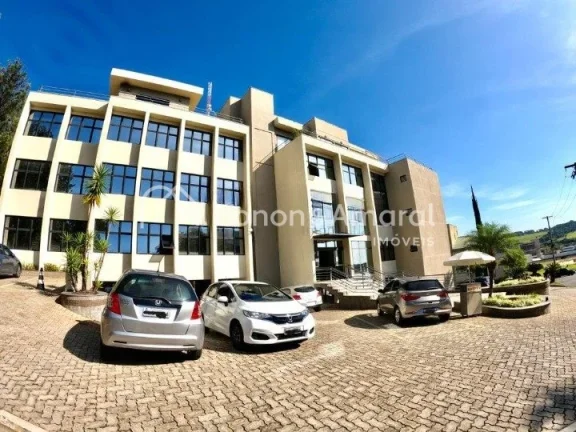 Imagem Sala comercial, com armários embutidos, frigobar, ar condicionado, microondas, banheiro e 1 vaga na...