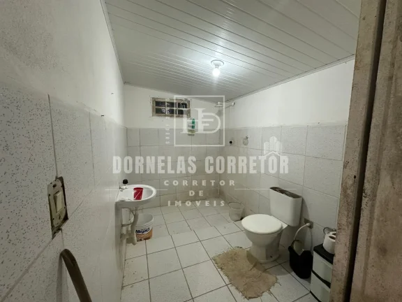Imagem CASA A KM DO MAR COM ÁREA GOURMET E PISCINA, 3 QUARTOS, 1ST, VÁRIAS VAGAS DE GARAGEM, EM FRENTE A AVENIDA, TERRENO 30X30