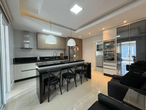 Imagem Casa mobiliada no Condomínio Caledônia com 4 suítes e 4 vagas de garagem em Camboriú