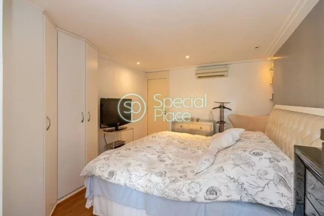 Imagem Apartamento com 180m², reformado na parte plana do Jardim América. Possui piso em tacos de madeira...