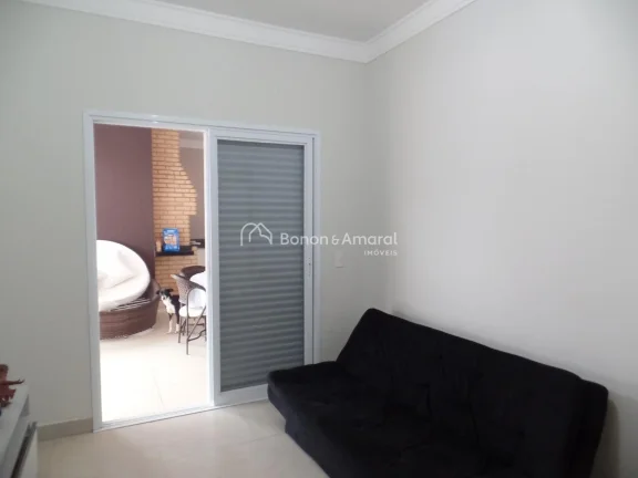 Imagem Excelente casa em condomínio, térrea e com terreno diferenciado (342 m²). 
Muito bem construída ...