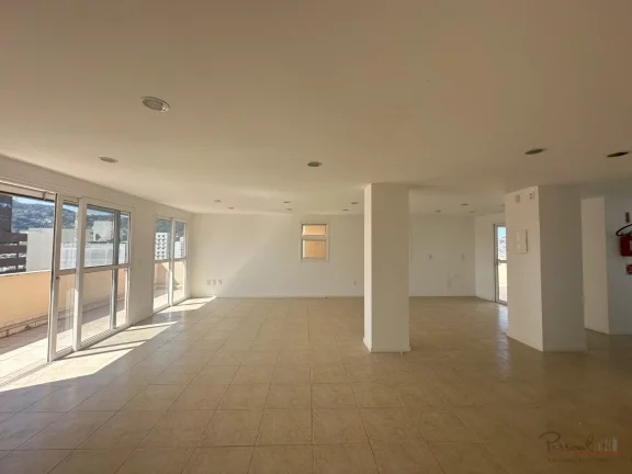 Imagem Ampla sala comercial com vista e terraço em um prédio tradicional do centro de Florianópolis. A s...