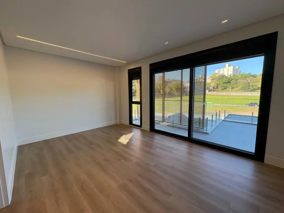 Imagem Casa em condomínio com 4 suítes e 4 vagas de garagem em Camboriú/SC