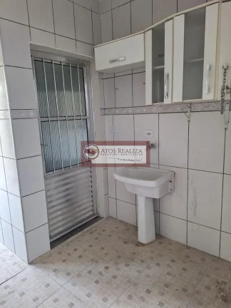 Imagem Alugo Casa na Cidade Dutra. Casa Compacta com Entrada Compartilhada na Cidade Dutra, 1 Dormitório, Sala, Cozinha, Banheiro e Área de Serviço. Ambiente bem Familiar, em ótima Localização, próximo a Estação Primavera da CPTM e Passa Rápido do Rio Bonito. R$