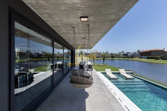 Imagem Casa condomínio com 05 suites e piscina beira de lago