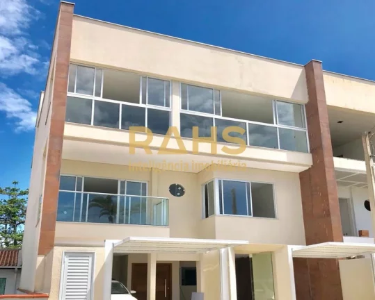 Imagem Triplex no Capri casa 1 com eelvador na Praia do Capri. 05 Suítes, sendo 1 master, 02 Vagas de gara...