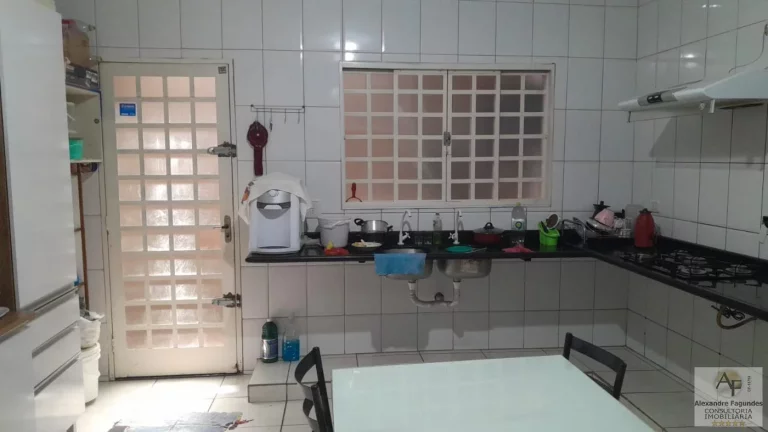 Imagem Casa para Venda em Aparecida de Goiânia, Vila Brasília, 3 dormitórios, 1 suíte, 2 banheiros, 5 vagas
