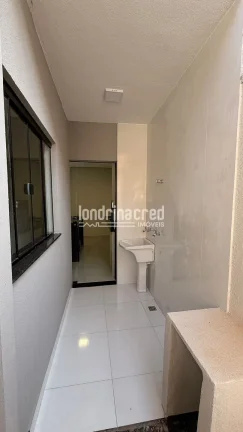 Imagem Casa geminada nova na Zona Norte de Londrina com 3 dormitórios (1 suíte), sala aconchegante, cozinha funcional e excelente localização próxima a comércios