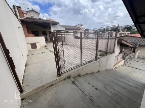 Imagem Casa com um dormitório, sala, cozinha, banheiro, churrasqueira e canil com vários boxes
