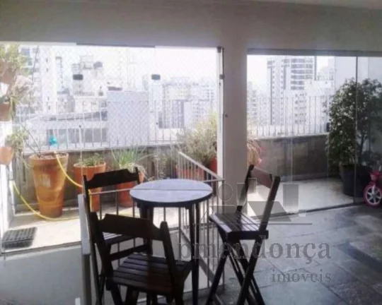 Imagem Excelente cobertura trilex. 1º Piso com living amplo para 2 ambientes, 3 dormitórios sendo 2 suít...
