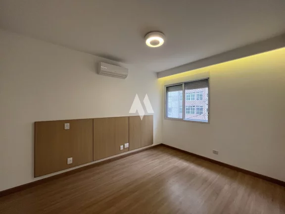 Imagem Apartamento com 03 dormitórios na quadra da praia à venda no Gonzaga - Santos/SP