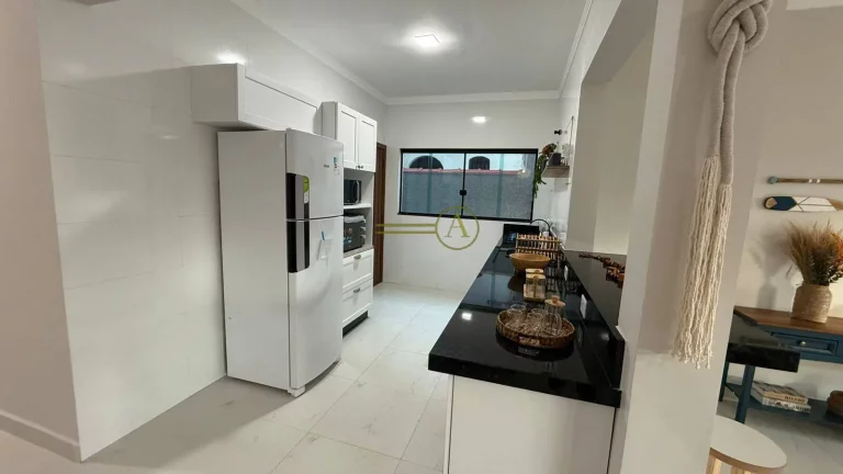 Imagem SOMENTE 200 METROS DA PRAIA - Casa térrea á venda com linda decoração e mar