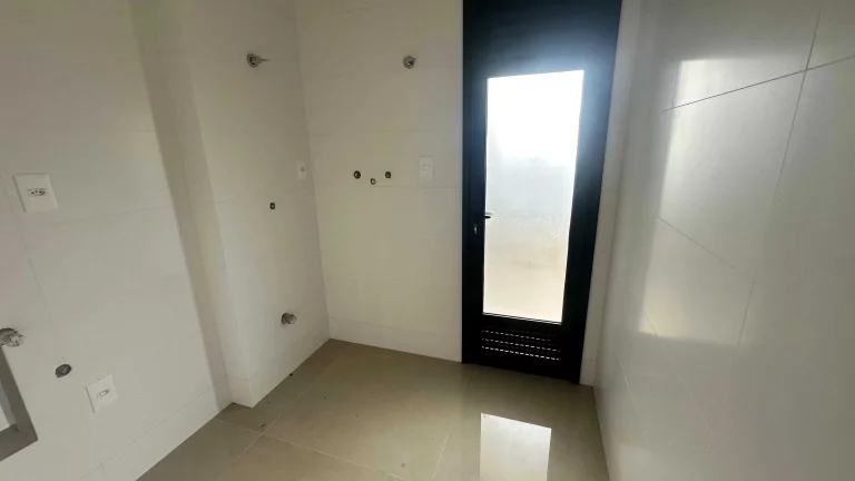 Imagem Apartamento com 4 dormitórios sendo 2 suítes e 1 vaga de garagem em São José/SC