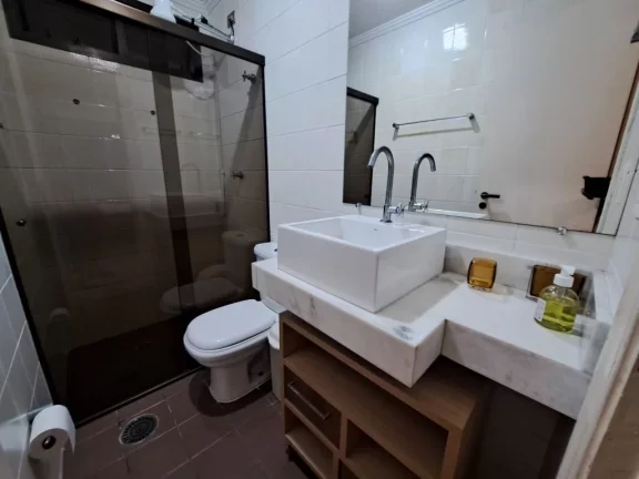 Imagem AMPLO APARTAMENTO COM 4 DORMITÓRIOS, SENDO 3 SUÍTES E O 4º DORMITÓRIO OPCIONAL, 2 VAGAS, VARANDA ESTENDIDA, NA REGIÃO NOBRE DA PITANGUEIRAS NO GUARUJÁ